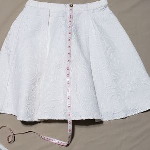 Girls short white skirt 😍